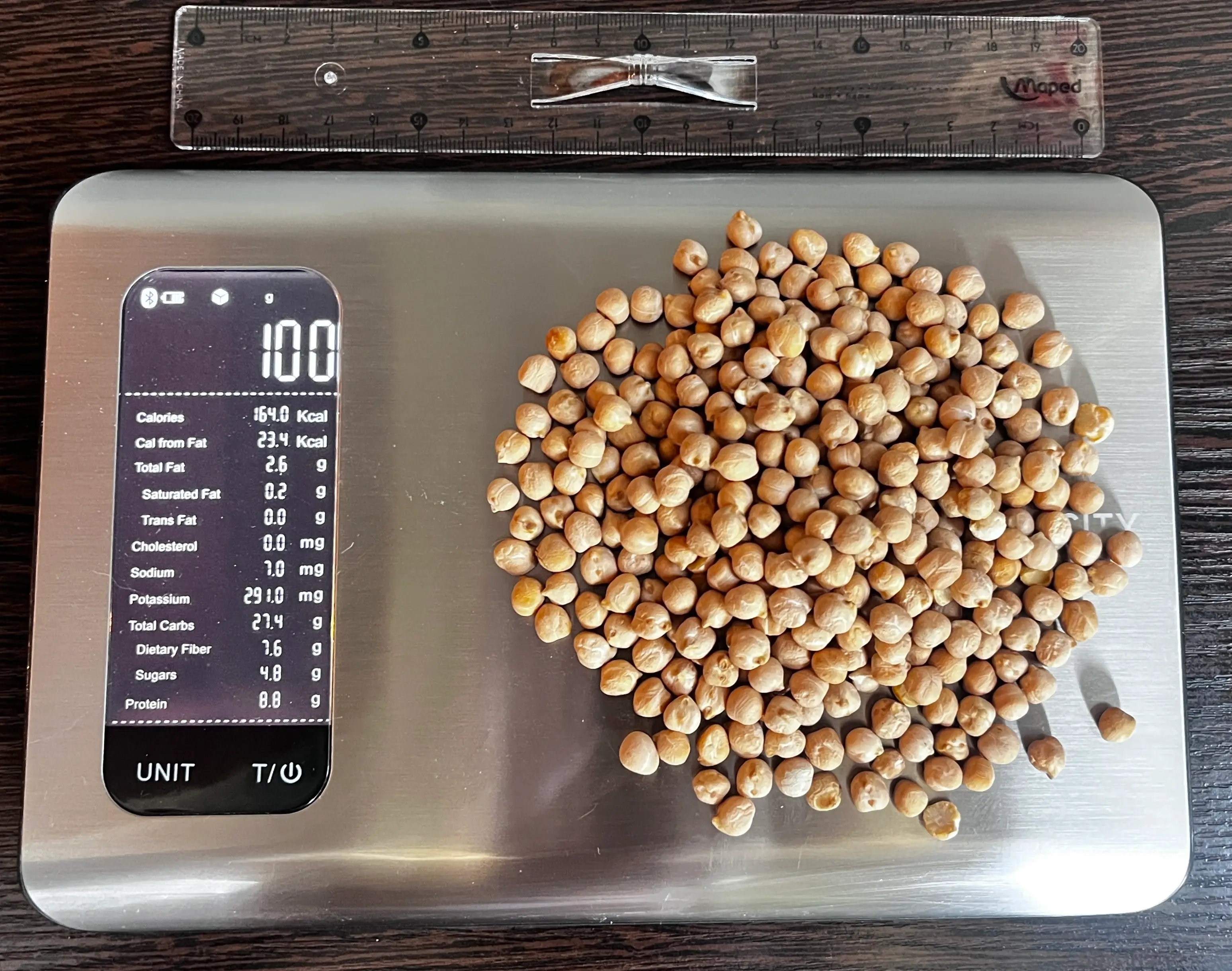164 Calories or 100 Grams of Chickpea on scale