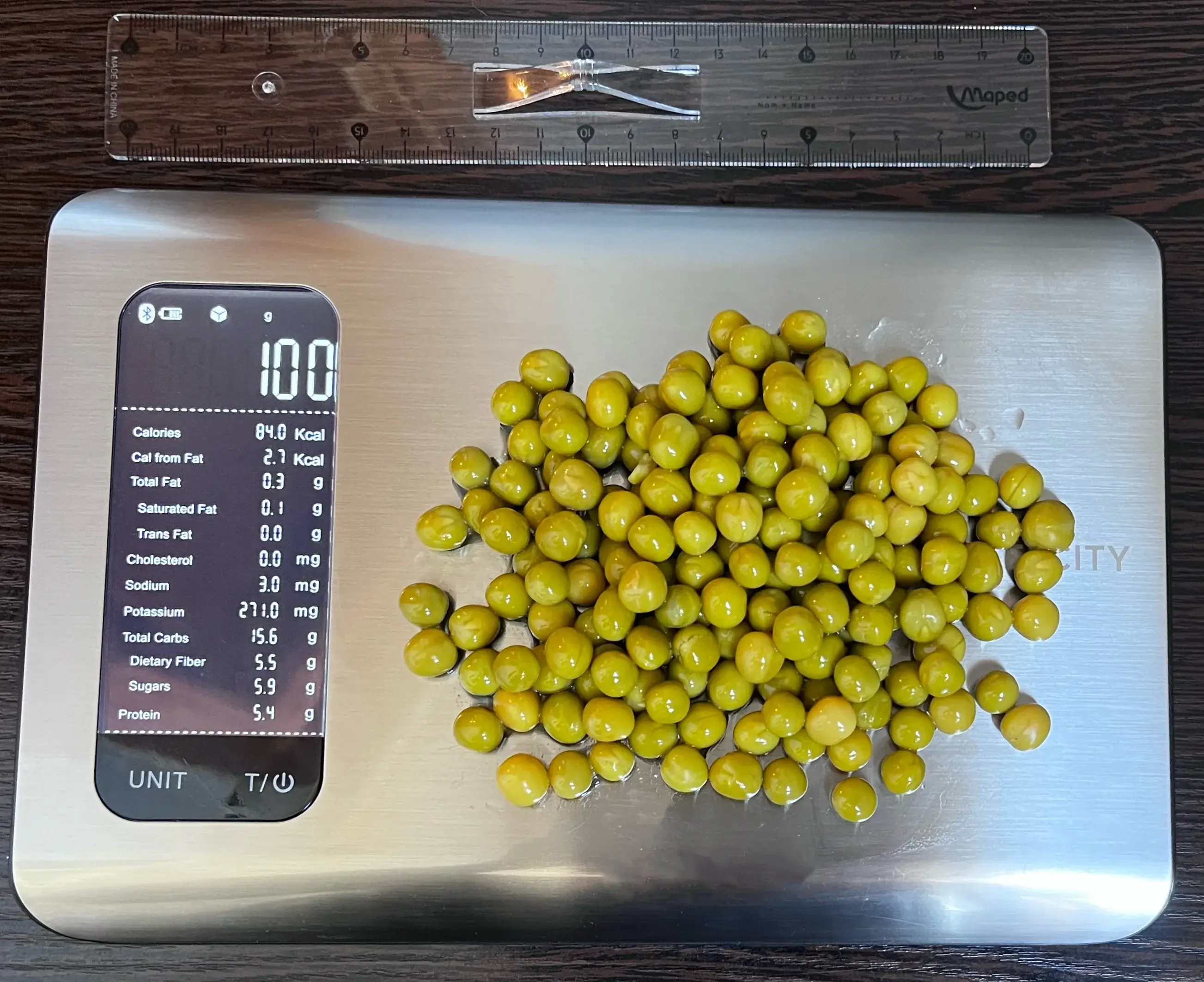 84 Calories or 100 Grams of Peas on scale